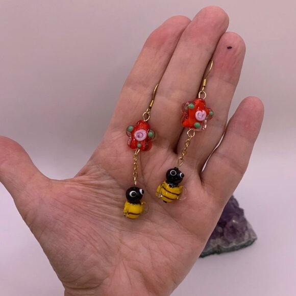 Flowers Bumble Bees Summer Garden Glass Beads Handmade Pierced Earrings LR142 - Picture 4 of 5